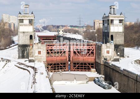 Des vannes sur le canal de Moscou en hiver Banque D'Images