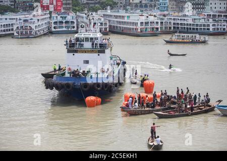 Bangladesh. 29 juin 2020. L'équipe de sauvetage effectue des travaux de sauvetage le lendemain d'un traversier qui a été cachaviré dans le fleuve Buriganga à Dhaka le 30 juin 2020. Au moins 32 personnes sont mortes après qu'un traversier ait chaviré et coulé au milieu du fleuve Buriganga le 29 juin, à la suite d'une collision avec un autre nom de traversier, Mayur-2. (Photo de Salahuddin Ahmed/Sipa USA) crédit: SIPA USA/Alay Live News Banque D'Images