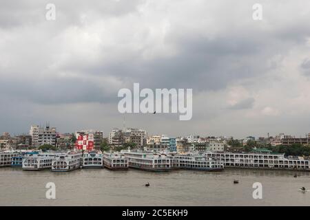 Bangladesh. 29 juin 2020. L'équipe de sauvetage effectue des travaux de sauvetage le lendemain d'un traversier qui a été cachaviré dans le fleuve Buriganga à Dhaka le 30 juin 2020. Au moins 32 personnes sont mortes après qu'un traversier ait chaviré et coulé au milieu du fleuve Buriganga le 29 juin, à la suite d'une collision avec un autre nom de traversier, Mayur-2. (Photo de Salahuddin Ahmed/Sipa USA) crédit: SIPA USA/Alay Live News Banque D'Images