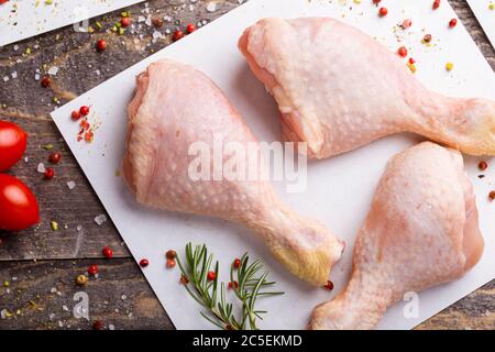 Pattes de poulet cru dans la vue de dessus Banque D'Images