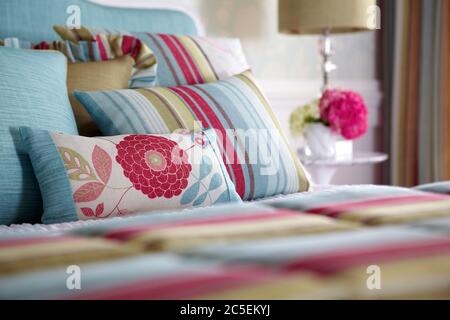 Photo d'oreillers multicolores sur le lit dans la chambre moderne Banque D'Images