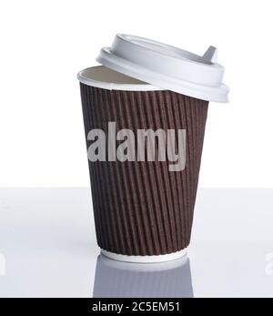 Tasse à café en papier jetable isolée sur fond blanc Banque D'Images