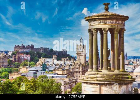 Vue panoramique sur la ville d'Edimbourg en Écosse par une journée ensoleillée Banque D'Images