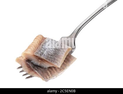 Morceaux de hareng salé sur la fourche isolés sur fond blanc Banque D'Images