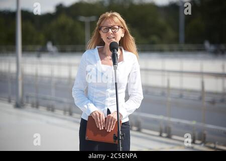 Varsovie, Mazovie, Pologne. 2 juillet 2020. RAFAL TRZASKOWSKI Vsies UN nouveau réservoir de rétention au traitement des eaux usées de Czajka Plant.in la photo: RENATA TOMUSIAK crédit: Hubert Mathis/ZUMA Wire/Alay Live News Banque D'Images