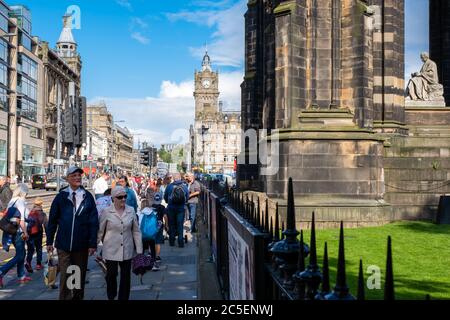 Princes Street à Édimbourg avec vue sur le monument Sir Walter Scott et le Balmoral Hotel Banque D'Images