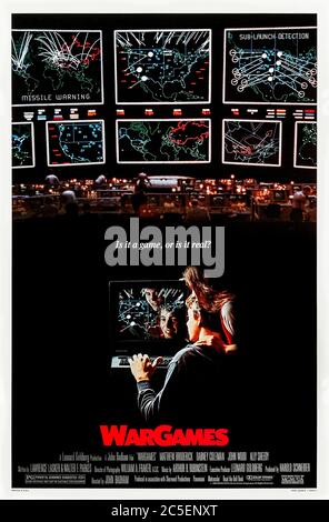 Wargames (1983) réalisé par John Badham et mettant en vedette Matthew Broderick, Ally Sheedy, John Wood et Dabney Coleman. Un jeune hacker trouve une porte arrière dans un ordinateur de défense au NORAD et commence à jouer un jeu de simulation militaire qui a le potentiel de commencer la guerre mondiale 3. Banque D'Images