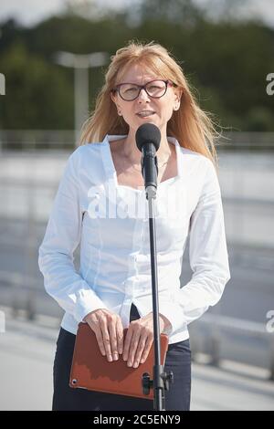 Varsovie, Mazovie, Pologne. 2 juillet 2020. RAFAL TRZASKOWSKI Vsies UN nouveau réservoir de rétention au traitement des eaux usées de Czajka Plant.in la photo: RENATA TOMUSIAK crédit: Hubert Mathis/ZUMA Wire/Alay Live News Banque D'Images