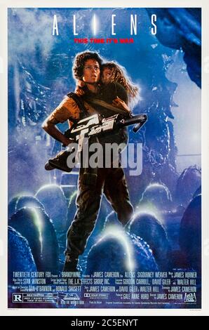 Étrangers (1986) dirigé par James Cameron et avec Sigourney Weaver, Michael Biehn, Carrie Henn et Michael Biehn. Ripley revient et cette fois-ci c'est la guerre dans cette suite fantastique à Alien. Jouez sur l'homme, jouez ! Banque D'Images
