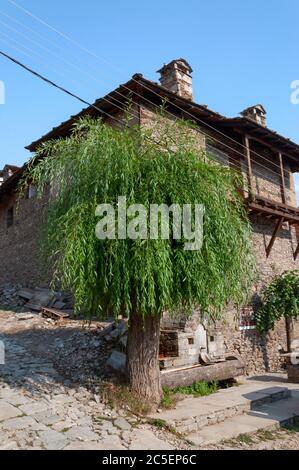 Ancienne baignoire publique à eau potable et style historique de l'architecture de la renaissance du XIXe siècle dans le village du patrimoine de Kovachevitsa en Bulgarie Banque D'Images