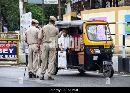 Guwahati, Assam, Inde. 2 juillet 2020. La police arrête les navetteurs, pendant le confinement complet, à Guwahati. Crédit : David Talukdar/ZUMA Wire/Alay Live News Banque D'Images