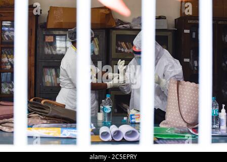 Guwahati, Assam, Inde. 2 juillet 2020. Les médecins portant des vêtements de protection avant de prélever un écouvillon, dans un centre de collecte d'écouvillons pendant le verrouillage complet, à Guwahati. Crédit : David Talukdar/ZUMA Wire/Alay Live News Banque D'Images