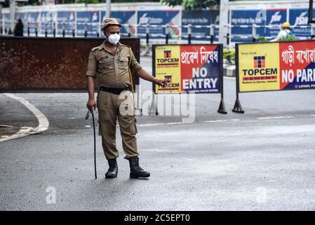 Guwahati, Assam, Inde. 2 juillet 2020. Le personnel de sécurité se trouve devant une barricade, pendant le confinement complet, à Guwahati. Crédit : David Talukdar/ZUMA Wire/Alay Live News Banque D'Images