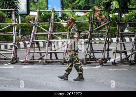 Guwahati, Assam, Inde. 2 juillet 2020. Le personnel de sécurité se trouve devant une barricade, pendant le confinement complet, à Guwahati. Crédit : David Talukdar/ZUMA Wire/Alay Live News Banque D'Images