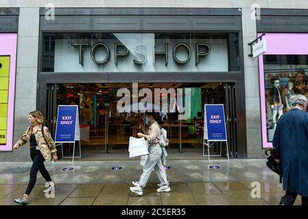 Londres, Royaume-Uni. 2 juillet 2020. Extérieur du magasin phare Topshop sur Oxford Street. Arcadia Group, propriétaire de Topshop, Burton et Miss Selfridge, a annoncé que 500 de ses 2,500 employés du siège social seront licenciés dans une restructuration causée par les effets de la pandémie du coronavirus. Credit: Stephen Chung / Alay Live News Banque D'Images