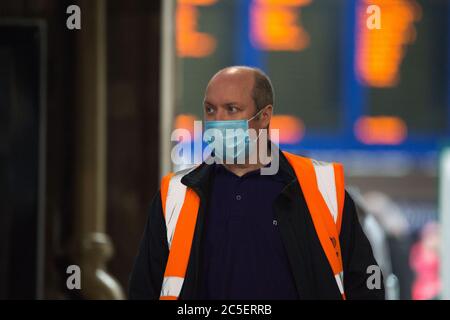 Glasgow, Écosse, Royaume-Uni. 2 juillet 2020. Photo : entrée de la rue Gordon à la gare centrale dans le centre-ville de Glasgow. Des postes d'assainissement des mains et des masques faciaux sont offerts à tous les passagers qui entrent dans le poste. Les revêtements de visage sont obligatoires sur tous les transports publics en Écosse. Aujourd'hui, Nicola Sturgeon a annoncé des revêtements de visage obligatoires à porter dans tous les magasins à partir du 10 juillet de la semaine prochaine dans une tentative d'arrêter complètement la propagation du coronavirus (COVID19). Crédit : Colin Fisher/Alay Live News Banque D'Images