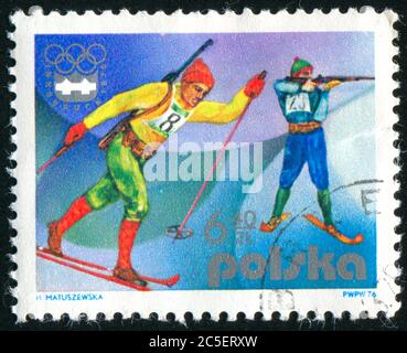 POLOGNE - VERS 1976 : timbre imprimé par la Pologne, montre biathlon, vers 1976. Banque D'Images