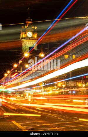 La célèbre Princes Street à Édimbourg la nuit - avec de beaux sentiers de circulation Banque D'Images
