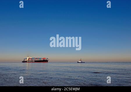 port de rotterdam, zuid holland/pays-bas - 16 février 2008 : un remorqueur portuaire approchant le containership entrant hanjin tianjin ( omi 9312767) a Banque D'Images