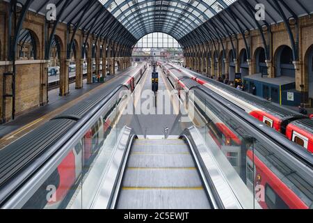 Trains à la plate-forme de la gare de King Cross à Londres Banque D'Images