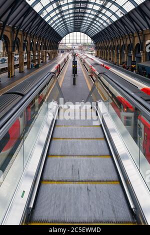 Trains à la plate-forme de la gare de King's Cross à Londres Banque D'Images