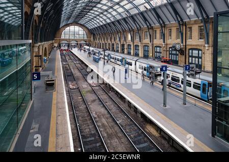 Trains à la plate-forme de la gare de King Cross à Londres Banque D'Images