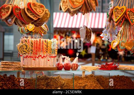 Pains d'épices, bonbons et noix exposés sur un marché de Noël à Berlin, en Allemagne Banque D'Images