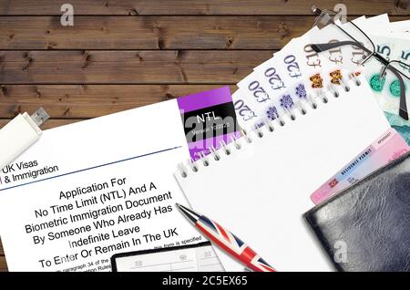 Formulaire anglais NTL demande de non-délai et document d'immigration biométrique par une personne qui a un congé indéterminé pour entrer au Royaume-Uni Banque D'Images