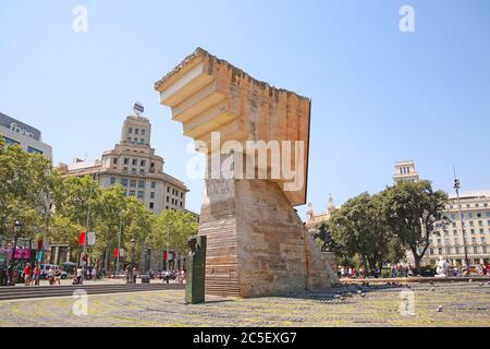 Belle sculpture au centre de la ville dans le centre-ville, Plaça de Catalunya ou place de Catalogne, Barcelone, Espagne. Banque D'Images