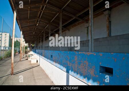 Le stand principal du stade de football de la Palla, en ruines, à Valence, en France. Banque D'Images