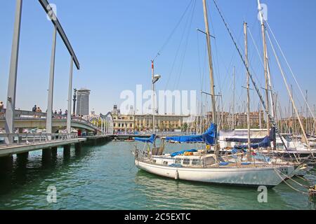 Vue sur la Rambla de Mar, et le port de plaisance de Port Vell qui est un port de front de mer et le port qui donne de nouveau vers la ville, Barcelone, Catalogne, Espagne. Banque D'Images