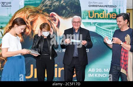 Berlin, Allemagne. 02 juillet 2020. L'actrice Paula Beer (l), le président fédéral Frank-Walter Steinmeier (3e à partir de la gauche), son épouse Elke Büdenbender et le réalisateur Christian Petzold visitent le cinéma Delphi Filmpalast pour prévisualiser le film "Undine" à l'occasion de la réouverture des cinémas à Berlin. Credit: Jens Kalaene/dpa-Zentralbild/dpa/Alay Live News Banque D'Images