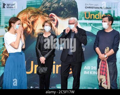 Berlin, Allemagne. 02 juillet 2020. L'actrice Paula Beer (l), le président fédéral Frank-Walter Steinmeier (3e à partir de la gauche), son épouse Elke Büdenbender et le réalisateur Christian Petzold visitent le cinéma Delphi Filmpalast pour prévisualiser le film "Undine" à l'occasion de la réouverture des cinémas à Berlin. Credit: Jens Kalaene/dpa-Zentralbild/dpa/Alay Live News Banque D'Images