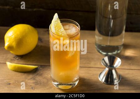 Cocktail de thé glacé Boozy long Island avec citron Banque D'Images