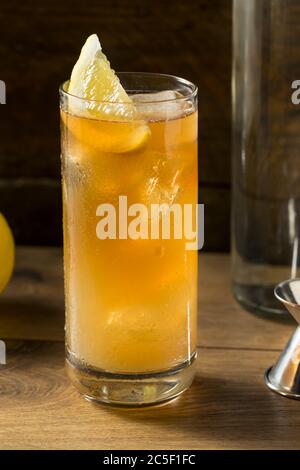 Cocktail de thé glacé Boozy long Island avec citron Banque D'Images