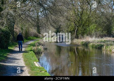 Homme sur le chemin de halage à côté du canal Montgomery à Maesbury Marsh. Banque D'Images