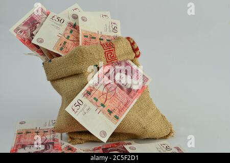 Monnaie britannique cinquante livre note dans un Sack , sur fond blanc, concept financier Banque D'Images