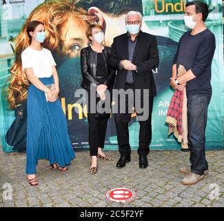 Berlin, Allemagne. 02 juillet 2020. L'actrice Paula Beer (l), le président fédéral Frank-Walter Steinmeier (3e à partir de la gauche), son épouse Elke Büdenbender et le réalisateur Christian Petzold visitent le cinéma Delphi Filmpalast avec des masques pour prévisualiser le film "Undine" à l'occasion de la réouverture des cinémas à Berlin. Credit: Jens Kalaene/dpa-Zentralbild/dpa/Alay Live News Banque D'Images