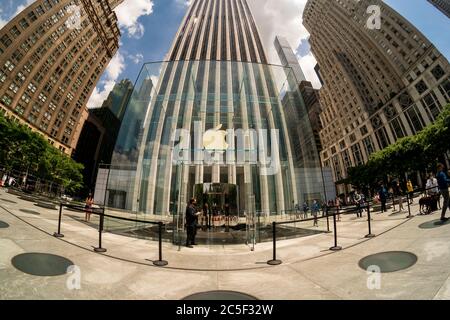 Clients et travailleurs à l'extérieur de l'Apple Store récemment ouvert sur Fifth Avenue à New York le dimanche 21 juin 2020. Les magasins ont un personnel de nettoyage dédié et sont approvisionnés en masques, assainisseurs et iPhones, (© Richard B. Levine) Banque D'Images