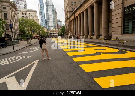 La gigantesque fresque « Black Lives Matter » peinte sur Joralemon Street à l'intérieur de l'arrondissement de Brooklyn à New York le samedi 27 juin 2020. La ville a promis de peindre une de ces peintures murales sur une rue de chaque quartier avec celle de Manhattan devant être peinte devant la Trump Tower. (© Richard B. Levine) Banque D'Images