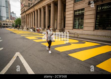 La gigantesque fresque « Black Lives Matter » peinte sur Joralemon Street à l'intérieur de l'arrondissement de Brooklyn à New York le samedi 27 juin 2020. La ville a promis de peindre une de ces peintures murales sur une rue de chaque quartier avec celle de Manhattan devant être peinte devant la Trump Tower. (© Richard B. Levine) Banque D'Images