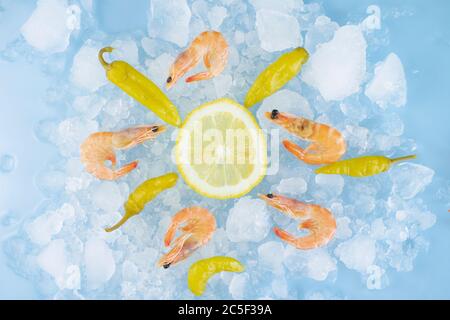 des crevettes et des quartiers de citron sont sur la glace Banque D'Images