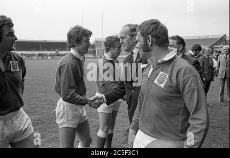 Le capitaine de Llanelli Roy 'Shunto' Thomas présente le centre David Nicholas à la légende galloise, RH Williams avant le lancement de la finale de la coupe WRU entre Aberavon et Llanelli au stade national de Cardiff, le 27 avril 1974. Banque D'Images