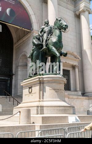 La sculpture équestre du président theodore Roosevelt devant le Musée américain d'Histoire naturelle de Central Park West à New York le lundi 22 juin 2020. La sculpture de James Earle Fraser, installée en 1940, doit être enlevée parce que Roosevelt est flanqué d'un amérindien et d'un afro-américain que beaucoup considèrent comme raciste. (© Richard B. Levine) Banque D'Images