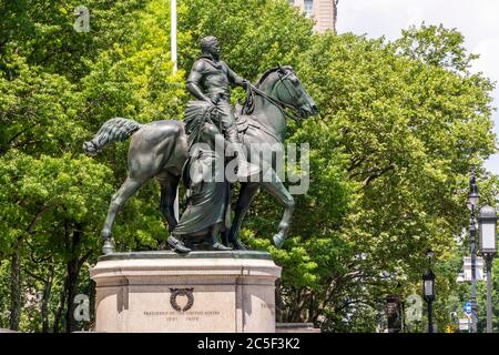 La sculpture équestre du président theodore Roosevelt devant le Musée américain d'Histoire naturelle de Central Park West à New York le lundi 22 juin 2020. La sculpture de James Earle Fraser, installée en 1940, doit être enlevée parce que Roosevelt est flanqué d'un amérindien et d'un afro-américain que beaucoup considèrent comme raciste. (© Richard B. Levine) Banque D'Images