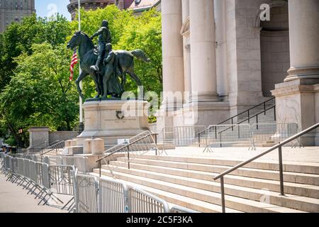 La sculpture équestre du président theodore Roosevelt devant le Musée américain d'Histoire naturelle de Central Park West à New York le lundi 22 juin 2020. La sculpture de James Earle Fraser, installée en 1940, doit être enlevée parce que Roosevelt est flanqué d'un amérindien et d'un afro-américain que beaucoup considèrent comme raciste. (© Richard B. Levine) Banque D'Images