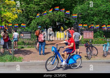 Passant Profitez d'une représentation de danse impromptue au Stonewall National Monument de Greenwich Village à New York le vendredi 19 juin 2020. En raison de la pandémie de Covid-19, le défilé annuel de la gay Pride, ainsi que tous les autres défilés et grands rassemblements, ont été annulés ou reportés. (© Richard B. Levine) Banque D'Images