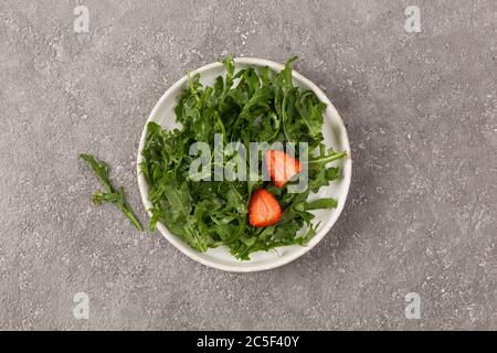 Salade d'arugula fraîche avec fraises, vue du dessus Banque D'Images