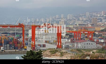 Rijeka, Croatie - 17 octobre 2014 : conteneurs de chargement de grues mobiles au port de la porte Adriatique à Rijeka, Croatie. Banque D'Images