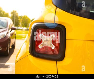 Rouge feux arrière d'une voiture garée jaune Banque D'Images